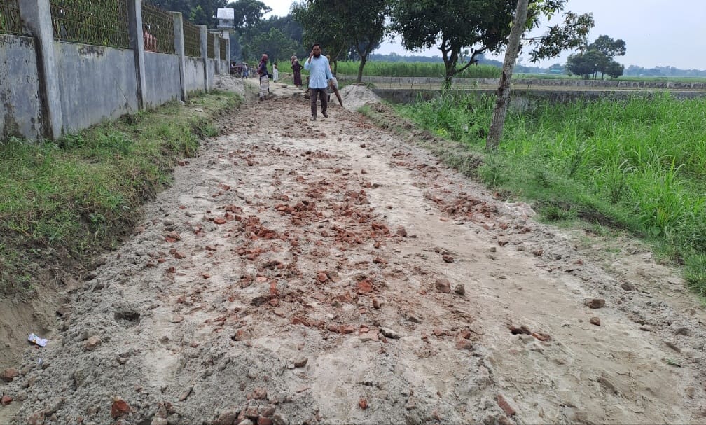 সাঁথিয়া পৌরসভার সড়ক নির্মানে ব্যাপক অনিয়মের অভিযোগ