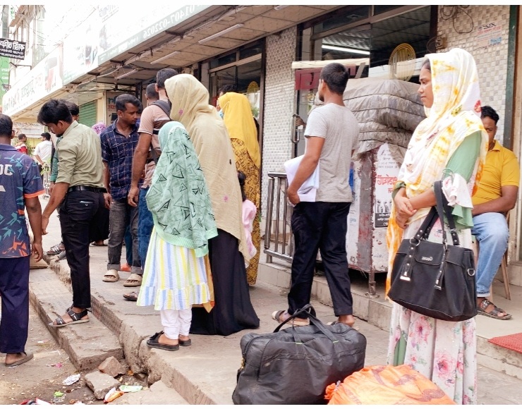টানা ৩৬ ঘণ্টা পর রাজশাহী রুটে বাস চলাচল শুরু, যাত্রীদের মুখে স্বস্তি