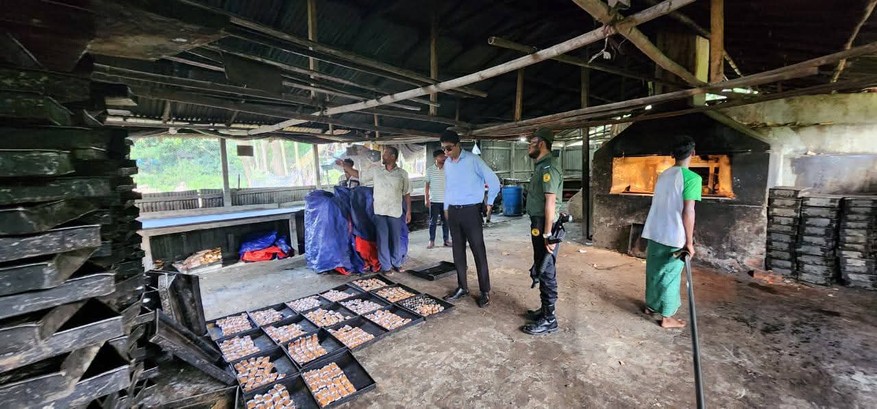 বোয়ালখালীতে অস্বাস্থ্যকর খাদ্য উৎপাদনে জরিমানা করল ভোক্তা অধিকার
