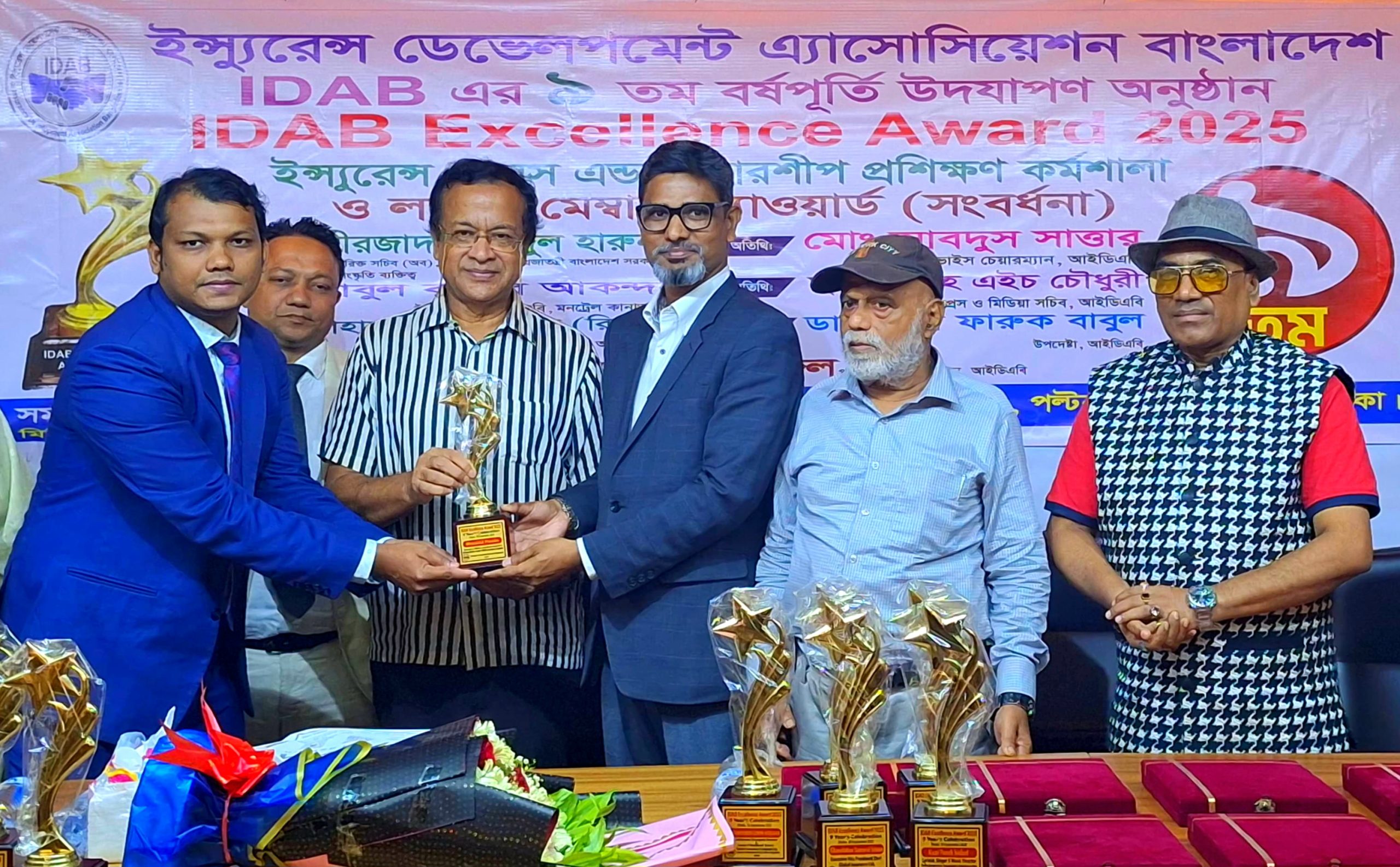 আইডিএবি এক্সিলেন্স অ্যাওয়ার্ড পেলেন ব্যাংকার মোজাহিদ