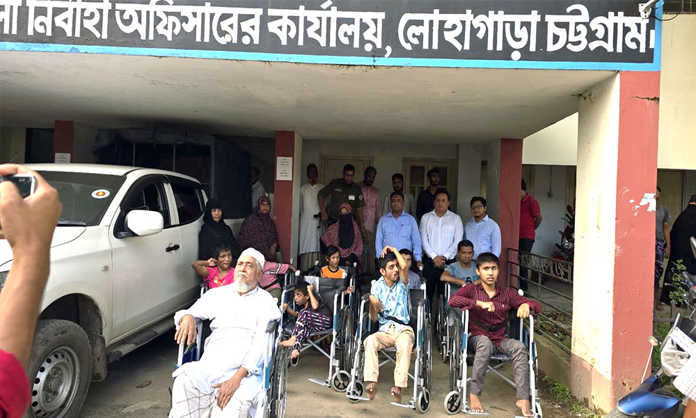 লোহাগাড়ায় ১২ সুবর্ণ নাগরিক পেল হুইলচেয়ার