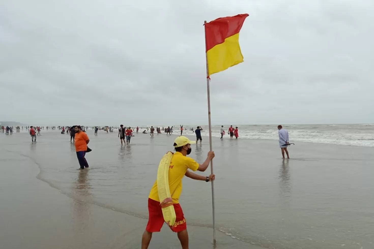 কক্সবাজার সৈকতে বন্ধ হচ্ছে ‘লাইফ গার্ড’ সেবা