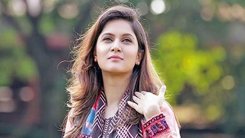 মিথিলার পাসপোর্টে স্বামী কে?