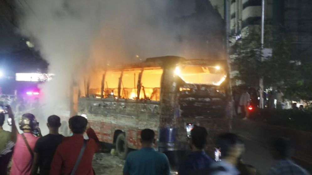 ঢাকার মহাখালীতে একটি বাসে আগুন লাগার ঘটনা ঘটেছে। শনিবার (২২ নভেম্বর) রাত ৯টার দিকে বটতলা এলাকার দুর্যোগ ও ত্রাণ অধিদপ্তরের সামনের সড়কে হঠাৎ বাসটিতে আগুন ধরে যায়। তাৎক্ষণিকভাবে আগুনের কারণ এবং কোনো হতাহতের তথ্য পাওয়া যায়নি। বীরউত্তম একে খন্দকার সড়ক—যা গুলশান-মহাখালী লিংক রোড নামেও পরিচিত—সেই সড়কের মহাখালীমুখী লেনে বাসটিতে আগুন লাগে। এক প্রত্যক্ষদর্শী গণমাধ্যমে জানান, হঠাৎ করে বাসটিতে আগুন লেগে যায়। স্থানীয় কয়েকজন বলেন, ফায়ার সার্ভিসের লোকজন আসার আগেই আশপাশের ভবনের নিরাপত্তাকর্মীরা আগুন নিভিয়ে ফেলেন। প্রায় এক সপ্তাহ ধরে ঢাকার বিভিন্ন স্থানে ককটেল বিস্ফোরণ ও যানবাহনে আগুন দেওয়ার মধ্যে এ ঘটনা ঘটল।সবশেষ বুধবার রাত ১০টার দিকে রামপুড়ায় বিটিভি ভবনের সামনের সড়কে ‘ভিক্টর’ পরিবহনের একটি বাসে আগুন লাগে। বাসটি পুড়ে গেলেও কেউ হতাহত হননি। সেদিন রামপুরায় বাসে আগুন দেওয়ার প্রায় আড়াই ঘণ্টা পর ধানমন্ডি ৫ নম্বর সড়কে সাবেক স্বরাষ্ট্রমন্ত্রী আসাদুজ্জামান কামালের বাসার সামনে ককটেল বিস্ফোরণের কথা জানায় পুলিশ।একই দিন ককটেল বিস্ফোরণ ঘটে ঢাকার পল্লবীতে, যেখানে এক পুলিশ সদস্য আহত হন।