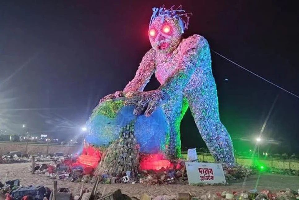 দূষণে সম্পর্কে সচেতন করতে কক্সবাজার সৈকতে ভয়ংকর ‘প্লাস্টিকের দৈত্য’