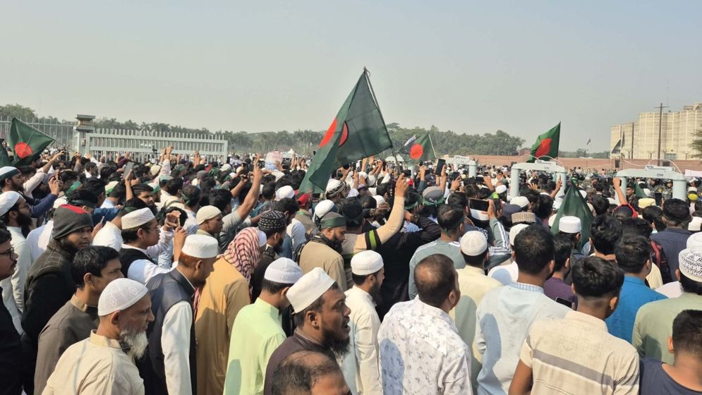 মানিক মিয়া অ্যাভিনিউতে জড়ো হচ্ছেন সর্বস্তরের মানুষ