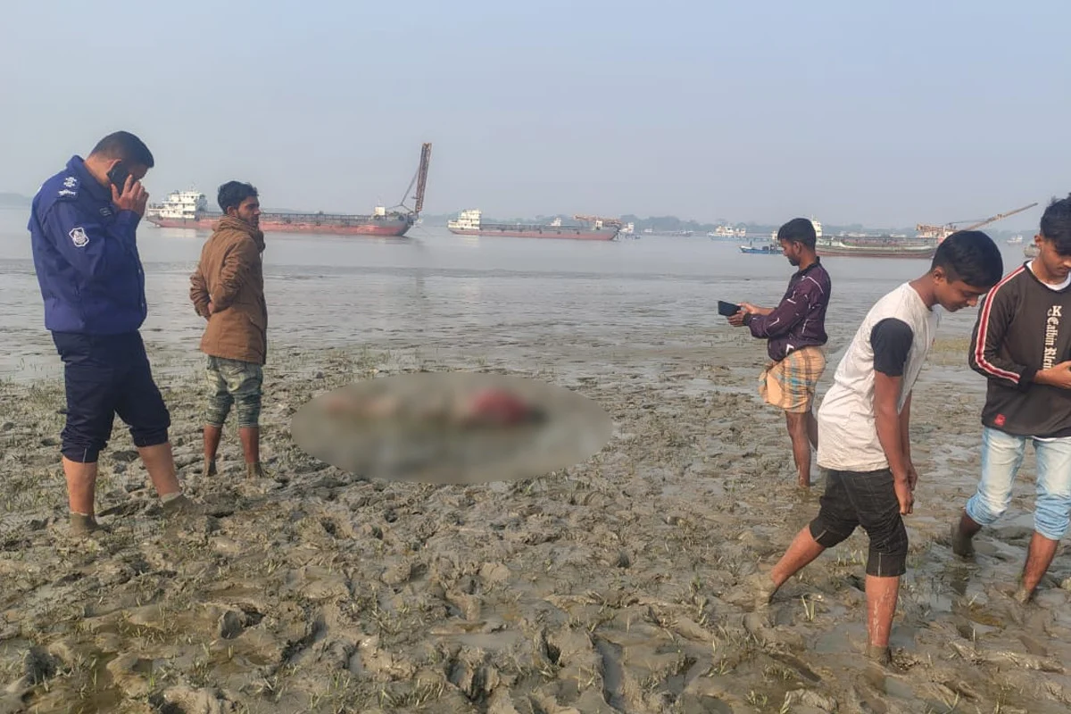 মোংলায় নদীর তীর থেকে অজ্ঞাত ব্যক্তির মরদেহ উদ্ধার