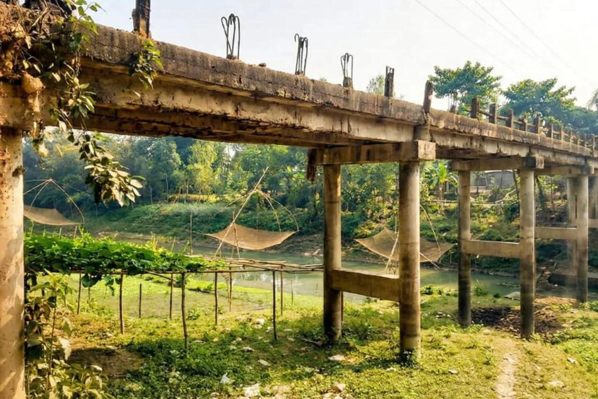 গোপালপুরে জীর্ণ হাটবৈরাণ সেতু, ঝুঁকি নিয়ে চলছে যানবাহন