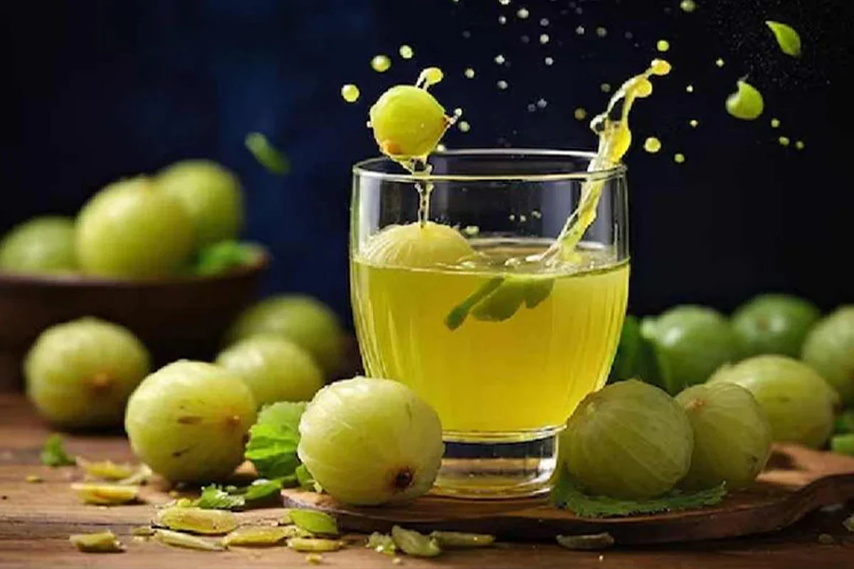 ঝলমলে চুল পেতে জেনে নিন আমলকির উপকারিতা