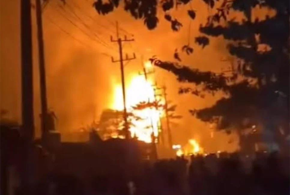 বাজিতপুরে আগুনে পুড়ল পেট্রলপাম্পসহ ৮ দোকান