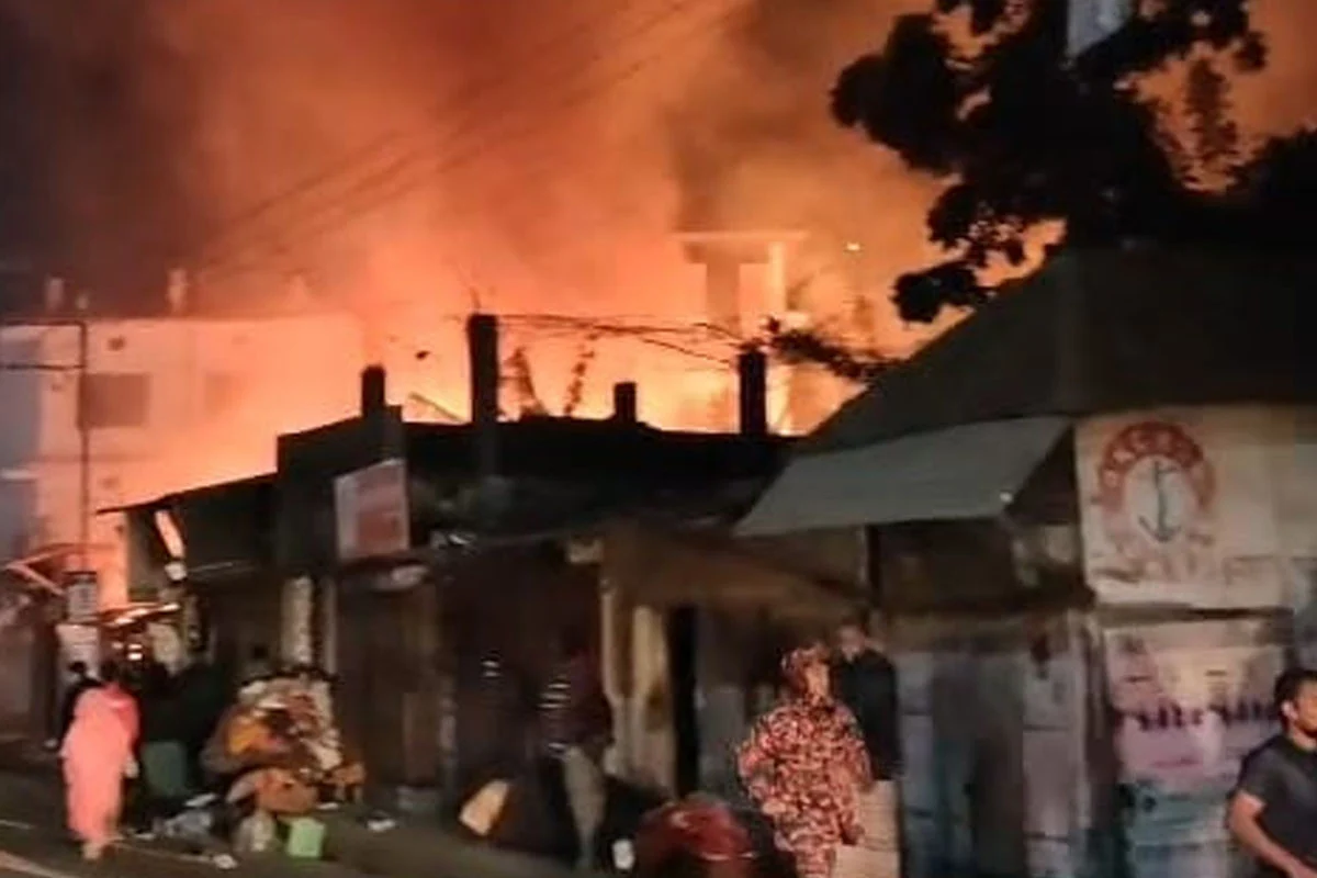 মধ্যরাতে বরিশালে আগুনে পুড়ল ৭ দোকান