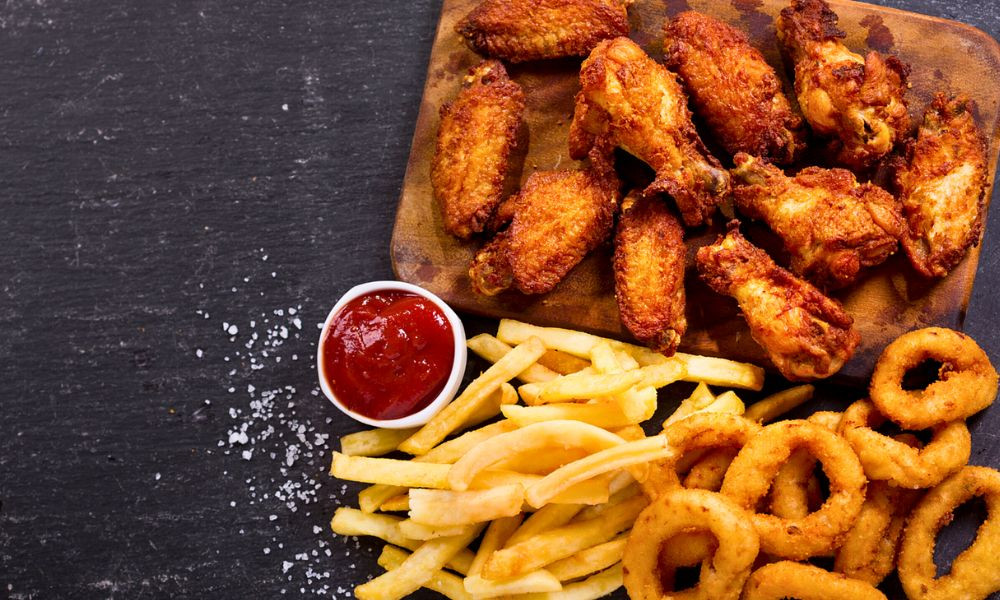 ভাজাপোড়ায় তেল টানবে কম, মেশাতে হবে যে জিনিস