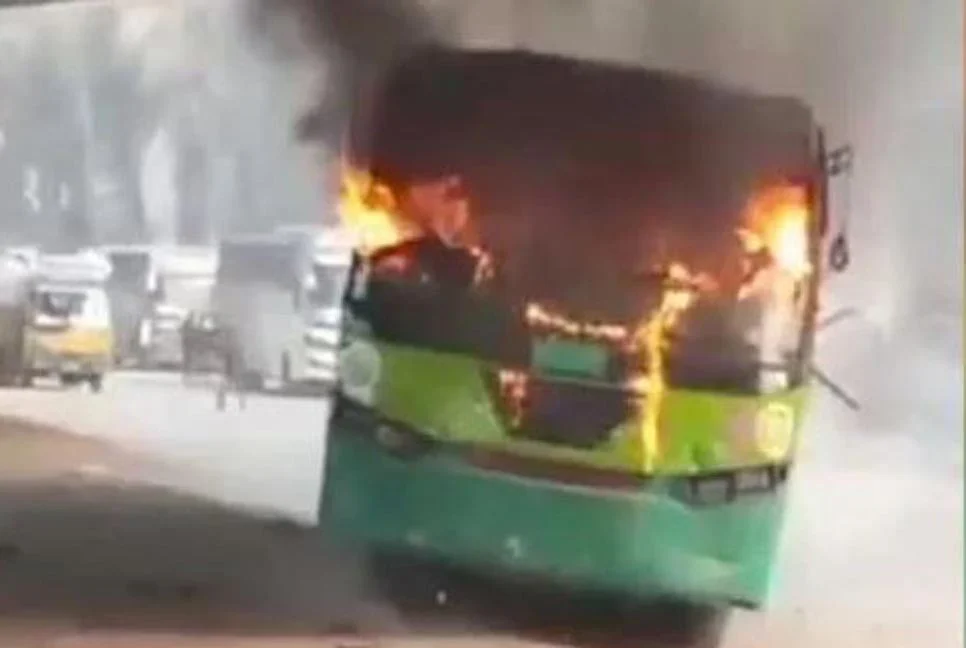 রাজধানীর উত্তরায় পার্কিং করা বাসে আগুন