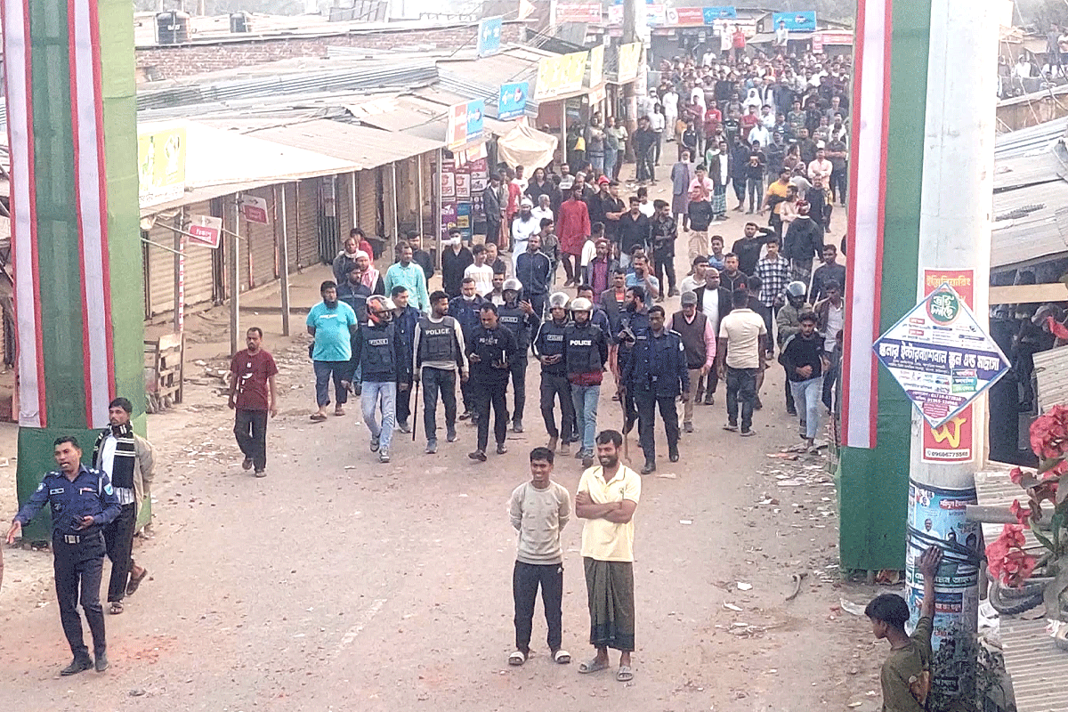 ভাঙ্গায় শিক্ষার্থীকে মারধরের ঘটনায় সংঘর্ষ, শিক্ষক-শিক্ষার্থী অবরুদ্ধ