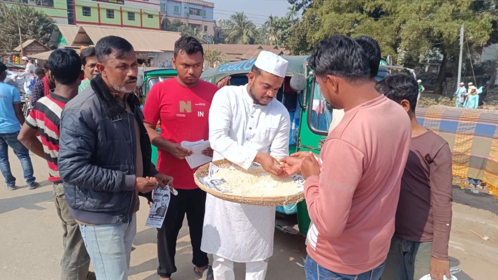 মুড়ি-বাতাসা নিয়ে প্রচারণায় এনসিপি প্রার্থী