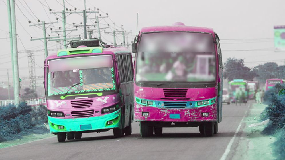 রাজধানীতে দুই বাসের মাঝে চাপা পড়ে নিহত ১