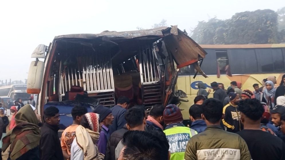 দুই বাসের মুখোমুখি সংঘর্ষ, নিহত ২