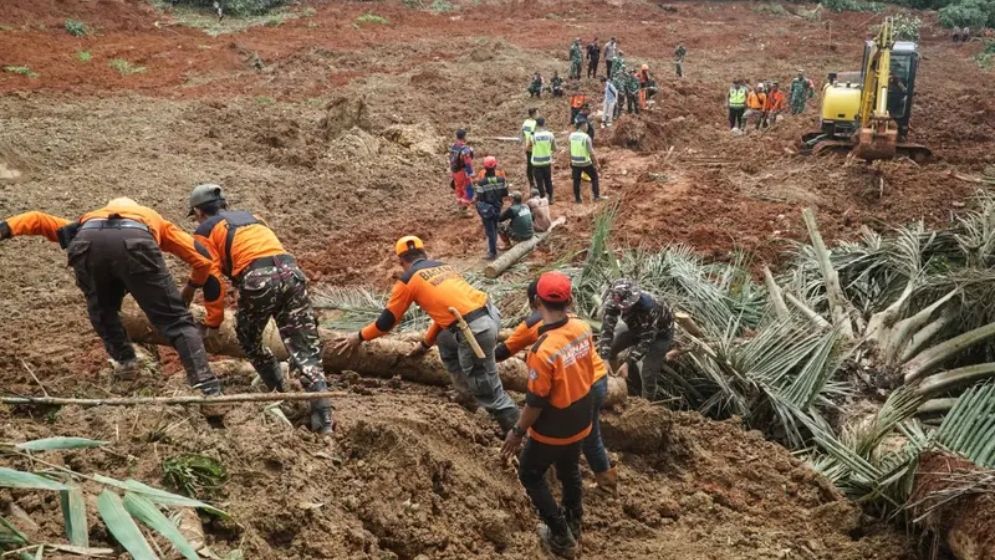 ইন্দোনেশিয়ায় ভয়াবহ ভূমিধসে ৭ জন নিহত, নিখোঁজ ৮২
