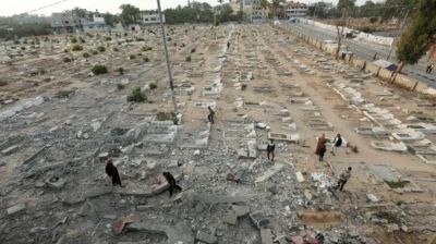 গাজায় শত শত ফিলিস্তিনির কবর ধ্বংস করে ইসরাইলি সেনাদের উল্লাস!