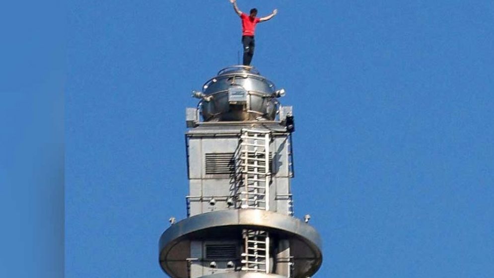 সুরক্ষা জাল ছাড়াই ১৬৬৭ ফুট উঁচু ভবনের চূড়ায় মার্কিন পর্বতারোহী