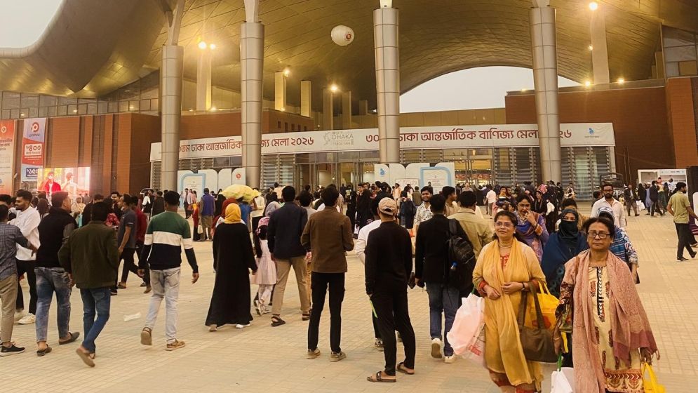 ছুটির দিনে বাণিজ্য মেলায় ক্রেতা দর্শনার্থীদের ঢল