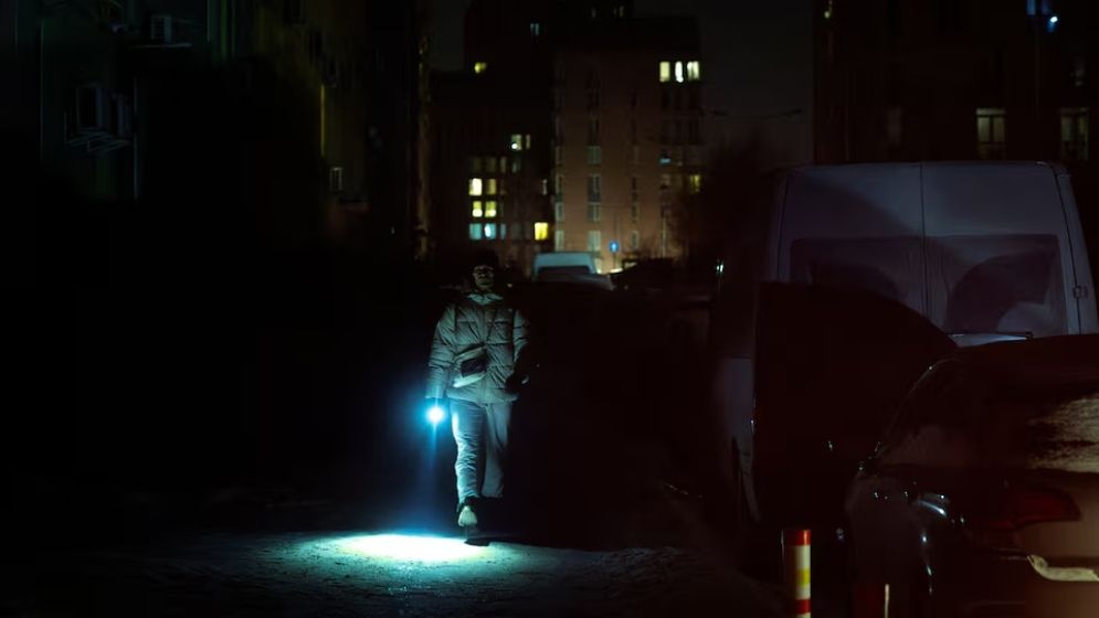 রুশ হামলায় লণ্ডভণ্ড ইউক্রেন, বিদ্যুৎহীন লাখো পরিবার