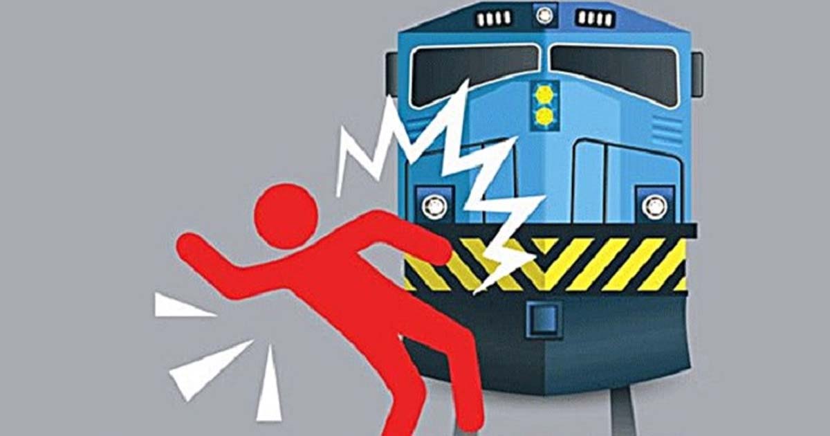 ট্রেন দেখে বিপদ আঁচ করতে পারে সন্তান, সরতে ধরলে টেনে ধরে মা; তিনজনের মৃত্যু