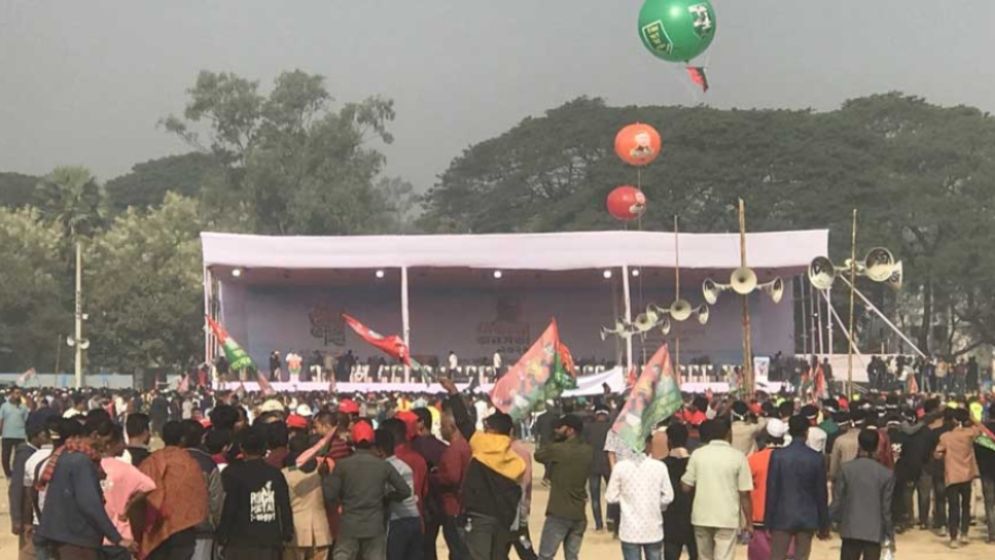 সকাল থেকে পলোগ্রাউন্ডে জড়ো হচ্ছে মানুষ