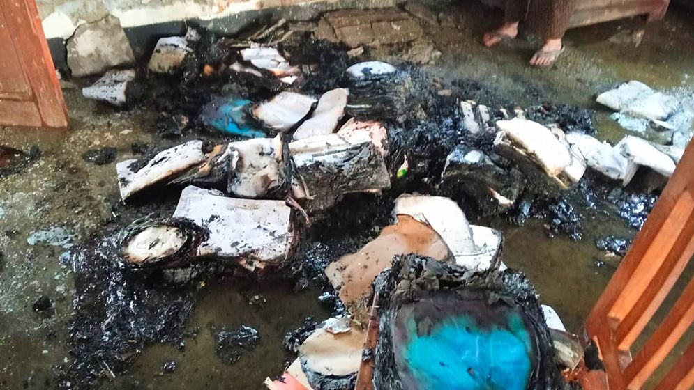 দিনে-দুপুরে গ্রামীণ ব্যাংকের কার্যালয়ে দুর্বৃত্তের আগুন