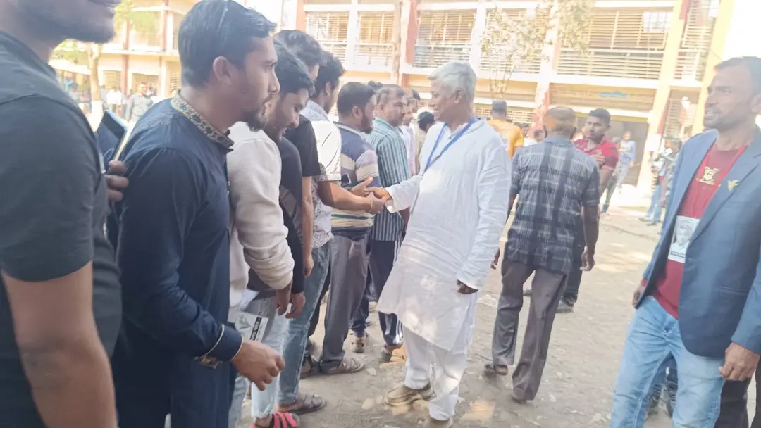 যশোরের ৬টি আসনে উৎসবমুখর পরিবেশে মধ্যে ভোটগ্রহণ চলছে