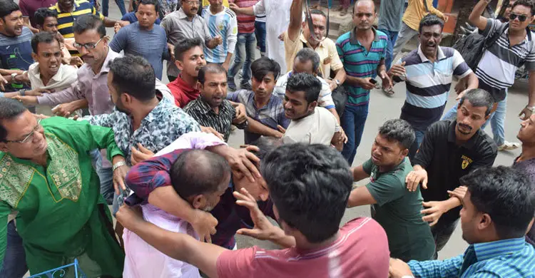 রাজশাহী-৫ আসনের ধানের শীষ ও ফুটবল প্রতীকের সমর্থকদের সংঘর্ষ