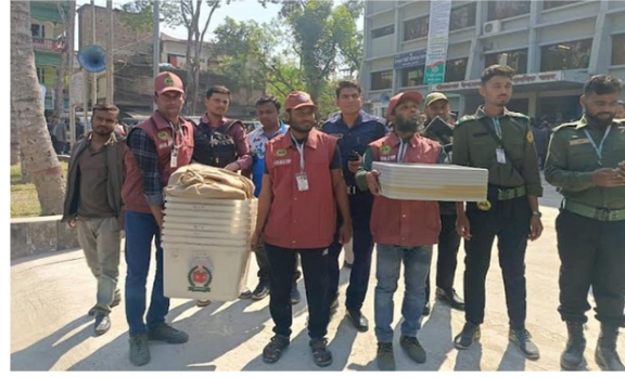 রাত পোহালেই ভোট: চুুয়াডাঙ্গা ৩৫৪ কেন্দ্রে পৌঁছেছে নির্বাচনী সামগ্রী