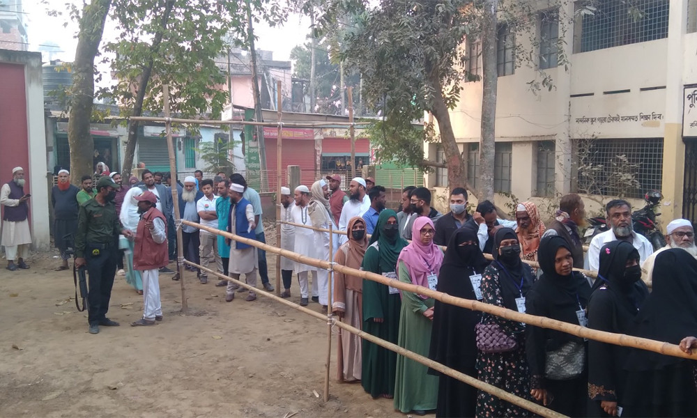 সকাল থেকেই কেন্দ্রে ভোটারদের ভিড়