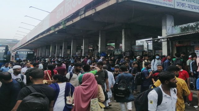 ভোটের ছুটিতে ঘরমুখো মানুষের উপচে পড়া ভিড়, ফাঁকা হচ্ছে ঢাকা