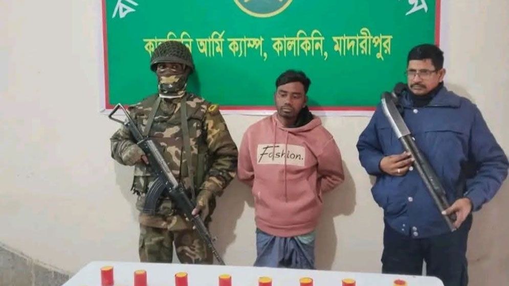 খুনেরচরে ২৩ ককটেলসহ যুবক আটক