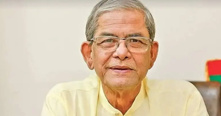 ত্রয়োদশ জাতীয় সংসদ নির্বাচনে ঠাকুরগাঁওয়ের সরকারি বালিকা উচ্চ বিদ্যালয় কেন্দ্রে ভোটাধিকার প্রয়োগ করেছেন বিএনপি মহাসচিব মির্জা ফখরুল ইসলাম আলমগীর। বৃহস্পতিবার সকাল ৭টা ৪০ মিনিট তিনি ভোট দেন। Advertisement এসময় তাৎক্ষণিক বক্তব্যে বিএনপি মহাসচিব বলেন, এই নির্বাচনের মাধ্যমে গণতন্ত্রের যাত্রা নতুন করে শুরু হলো। বাংলাদেশের মানুষ এই ভোটাধিকার প্রয়োগের মাধ্যমে দেশকে এগিয়ে নিয়ে যেতে পারবে, অভিষ্ঠ লক্ষ্যে পৌঁছাতে পারবে। তিনি এসময় আরও বলেন, অনেক বাধা-বিপত্তি পেরিয়ে, অনেক রক্তপাতের পর, অনেক আত্মত্যাগের পর আজকের এই দিনটির শুভ সূচনা হয়েছে। এই দিনটির জন্য অনেক ত্যাগ স্বীকার করতে হয়েছে। তাঁতিপাড়ার বাসিন্দা হওয়ার সুবাদে মির্জা ফখরুলের বাসভবন থেকে এই কেন্দ্রের দূরত্ব সামান্যই। হেঁটেই মাত্র তিন-চার মিনিটেই কেন্দ্রে পৌঁছে ভোট দিতে পেরেছেন। এই কেন্দ্রে হিন্দু, মুসলিম ও দলিত সম্প্রদায়ের ভোটারদের একযোগে ভোট দেওয়ার কথা রয়েছে। ফখরুলের নিজের এলাকা তাঁতিপাড়াসহ ওই কেন্দ্রের আওতাভুক্ত হয়েছে শহরের তিনটি মহল্লা। সেখানে মোট ভোটার ৩ হাজার ৩৬৮ জন।