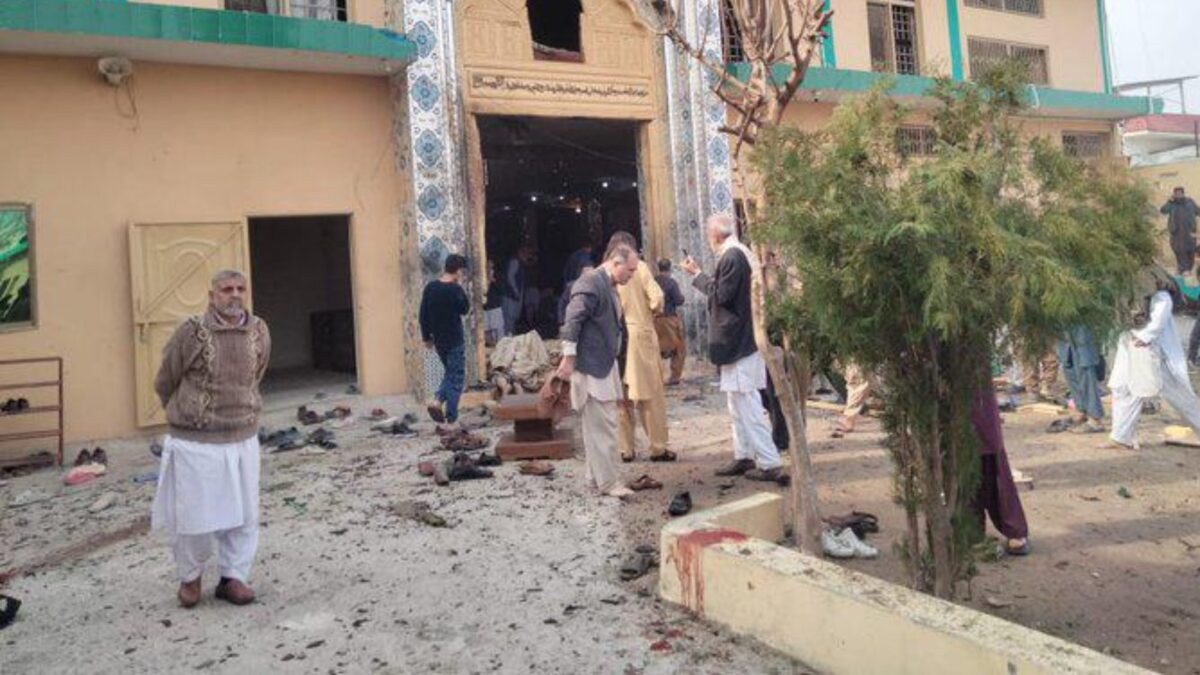 পাকিস্তানে মসজিদে হামলার দায় স্বীকার করল আইএস