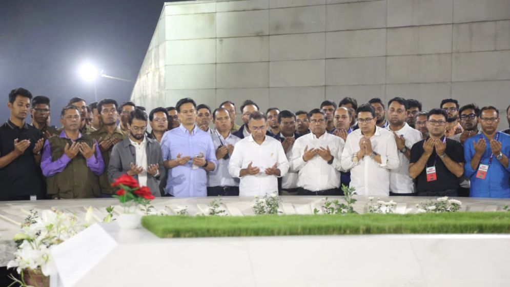 বাবা-মার কবর জিয়ারত করেন তারেক রহমান