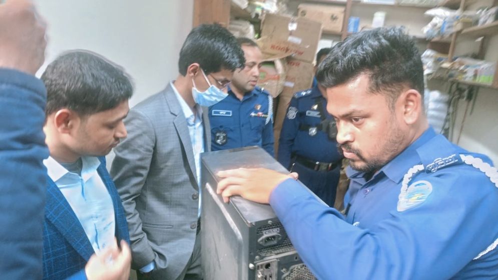 লক্ষ্মীপুরে ভোটের সিলসহ ব্যবসায়ী আটক