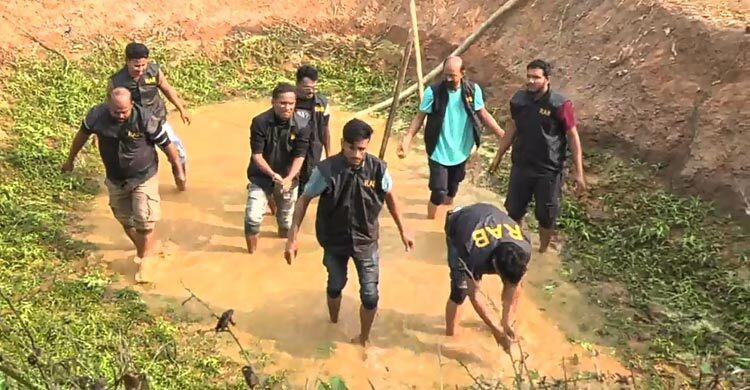 কুমিল্লায় র‌্যাবের অভিযানে পুকুর থেকে অস্ত্র উদ্ধার
