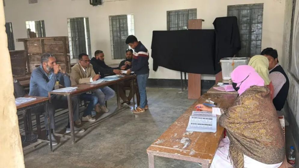 সারা দেশে ভোট উৎসব, গোপালগঞ্জে ভিন্ন চিত্র