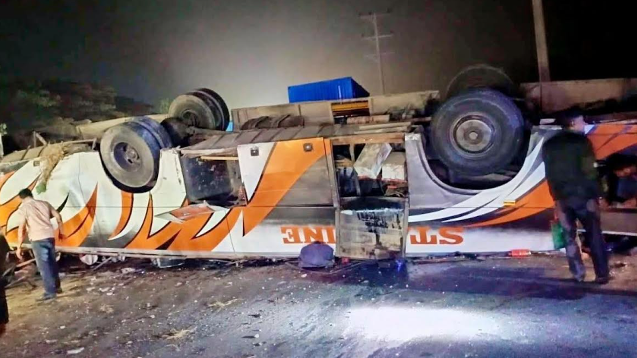 যাত্রীবাহী বাস উলটে প্রাণ গেল দুজনের