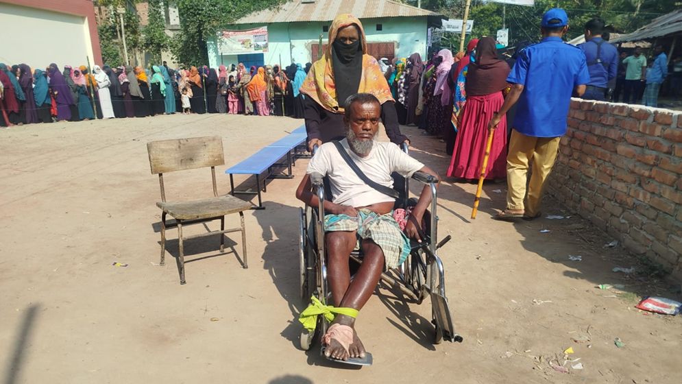 ‘দেড় যুগ পর নিজ হাতে ব্যালট পেপারে সিল মারলাম’