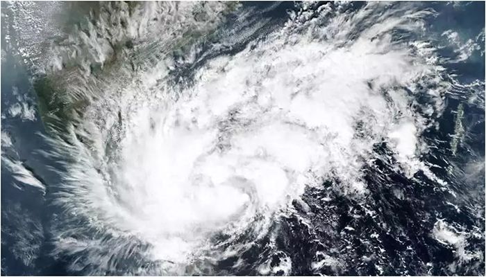 তীব্র ঘূর্ণিঝড়ের আভাস
