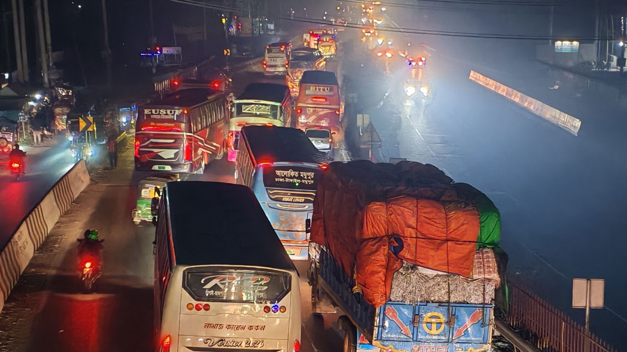 ঢাকা-টাঙ্গাইল-যমুনা সেতু মহাসড়কে ১০ কিলোমিটার থেমে থেমে যানজট