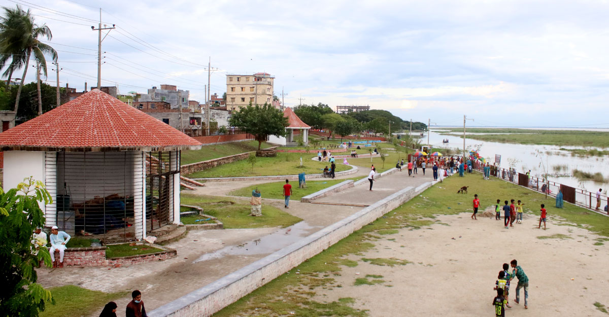 পদ্মার পাড়ে তরুণ তরুণীকে জিম্মি করে ছিনতাই