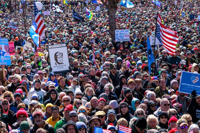 ট্রাম্পবিরোধী বিক্ষোভে উত্তাল যুক্তরাষ্ট্র, সরকারি স্থাপনায় হামলায় গ্রেফতার ২