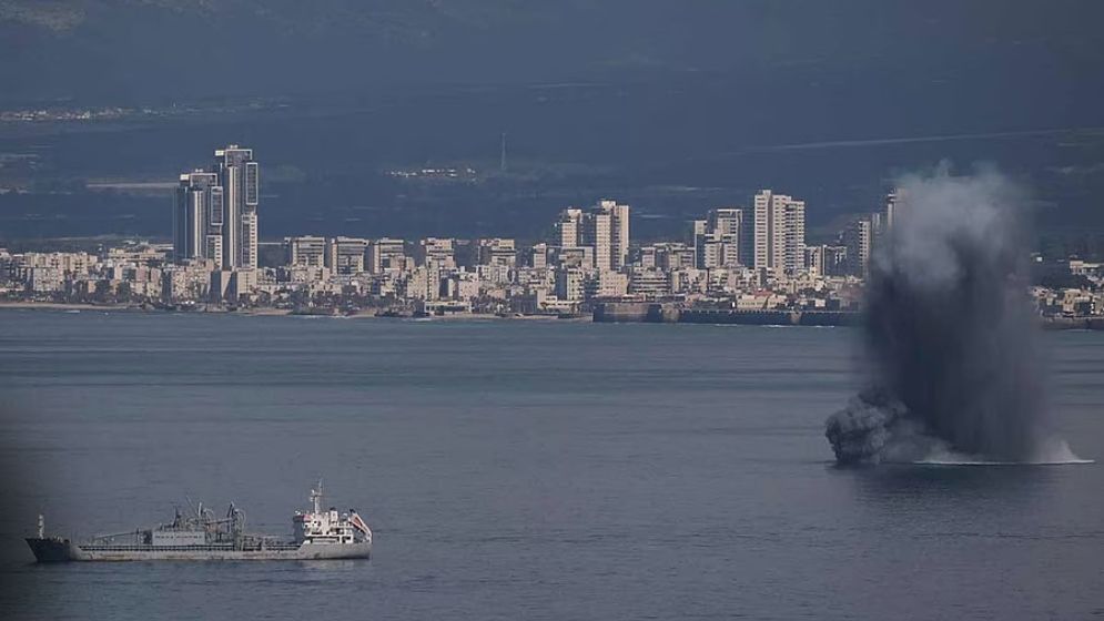 লেবাননের সশস্ত্র গোষ্ঠী হিজবুল্লাহ শুক্রবার (৬ মার্চ) ভোরে ইসরাইলি বাহিনীর ওপর ব্যাপক হামলা চালিয়েছে। এর দায় স্বীকার করেছে সংগঠনটি। হিজবুল্লাহ জানিয়েছে, সাম্প্রতিক দিনগুলোতে লেবাননের ভেতরে প্রবেশ করা ইসরাইলি স্থল সেনাদের লক্ষ্য করে এই আক্রমণ চালানো হয়েছে। Advertisement টেলিগ্রামে দেওয়া এক বিবৃতিতে হিজবুল্লাহ নিশ্চিত করেছে, তাদের যোদ্ধারা লেবাননের মারুন আল-রাস এবং কাফার কিলা অঞ্চলে অবস্থানরত ইসরাইলি সেনাদের ওপর সরাসরি হামলা চালিয়েছে। স্থল অভিযানের পাশাপাশি হিজবুল্লাহর এই আক্রমণ ইসরাইলের কৌশলগত স্থাপনাগুলোতেও ছড়িয়ে পড়েছে। বিবৃতিতে বলা হয়েছে, অধিকৃত গোলান মালভূমিতে অবস্থিত ইসরাইলি সামরিক ক্যাম্প 'ইয়োভ' এবং হাইফা বন্দরের একটি গুরুত্বপূর্ণ নৌঘাঁটি লক্ষ্য করে রকেট ও ড্রোন হামলা চালানো হয়েছে। তবে এই হামলাগুলোতে এখন পর্যন্ত কোনো হতাহতের খবর পাওয়া যায়নি। আরও পড়ুন বাহরাইনে ইসরাইলি দূতাবাস লক্ষ্য করে ইরানের হামলা বাহরাইনে ইসরাইলি দূতাবাস লক্ষ্য করে ইরানের হামলা এর আগে লেবানন সীমান্তের বিতর্কিত এলাকায় বসবাসরত ইসরাইলি বসতি স্থাপনকারীদের এলাকা ছেড়ে চলে যাওয়ার জন্য একটি সতর্কবার্তা জারি করেছিল হিজবুল্লাহ। বিশ্লেষকরা মনে করছেন, হাইফা বন্দরের মতো গুরুত্বপূর্ণ বাণিজ্যিক ও সামরিক স্থাপনায় হামলার মাধ্যমে হিজবুল্লাহ সংঘাতের মাত্রা আরও বাড়িয়ে দেওয়ার ইঙ্গিত দিচ্ছে। সূত্র: আলজাজিরা।