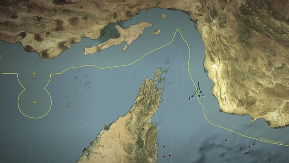 হরমুজ প্রণালী বন্ধ, জাহাজ এলে আগুন দেওয়া হবে