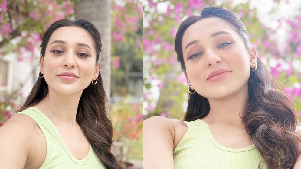 গ্ল্যামারাস রূপে ধরা দিলেন মিমি চক্রবর্তী